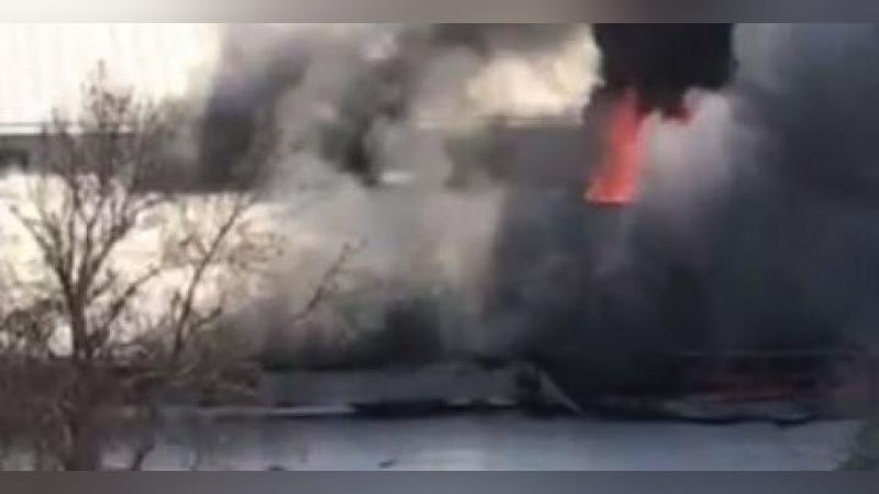 Изрображение 'В Ташкенте пожарные борются с крупным возгоранием на складе на Чиланзаре (видео)'