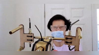 Изрображение 'Американец создал пистолет, который стреляет масками (видео)'