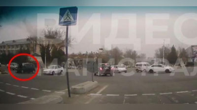 Изрображение 'Видео: велосипедисту не повезло оказаться на проезжей части в Фергане'