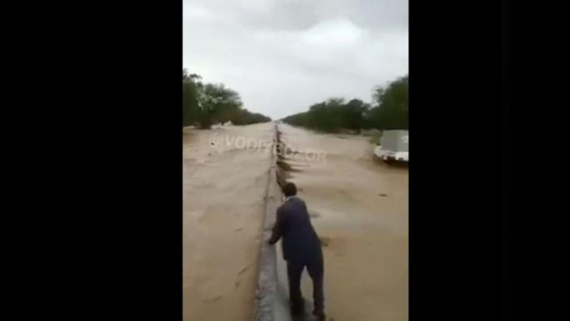 Изрображение 'ЧП в Сардобе: вода по дорогам и эвакуация населения (видео от очевидцев)'