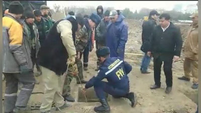 Изрображение 'МЧС показало кадры спасения строителя, упавшего в яму (видео)'