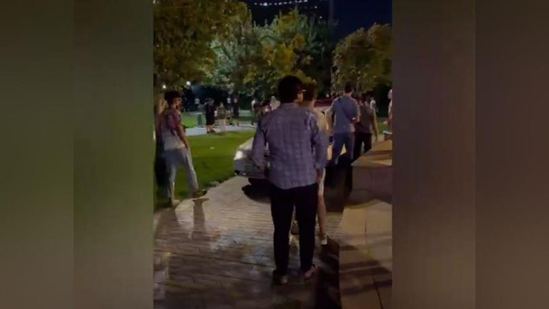 Изрображение 'В центре Ташкента собрались порядка 200 молодых людей ради "подарков" от блогера (видео)'