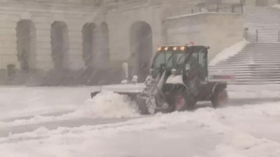 'АҚШ шарқида кучли қор ёғиши оқибатида минглаб рейслар қолдирилди'ning rasmi