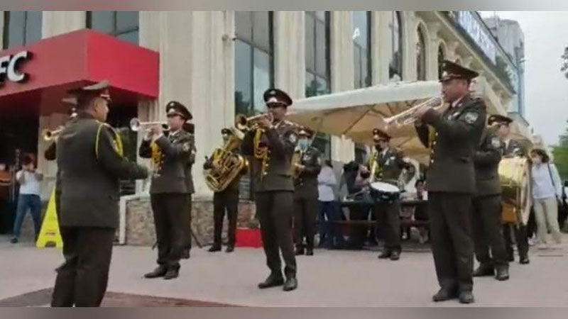 Изрображение 'Видео: Оркестры и ансамбли в преддверии 9 мая создают настроение ташкентцам'