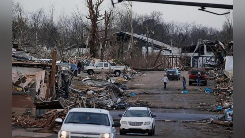 'AQShda  tornadodan jabr ko`rgan aholiga moddiy yordam ko`rsatiladi'ning rasmi