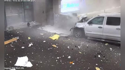 Изрображение 'В США пикап на полной скорости протаранил стены аэропорта (видео)'