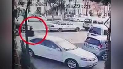 Изрображение 'В Асаке пенсионер погиб под колесами грузовика (видео, 18+)'