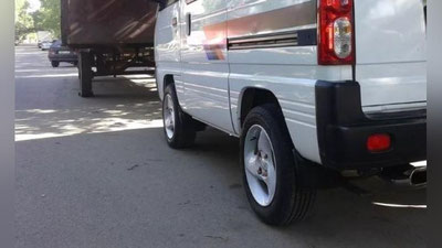 Изрображение 'Одна из девочек, попавших под колеса "Дамаса"  в Алмалыке, скончалась'