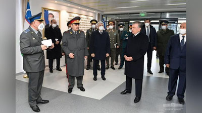 'Prezident "Temurbeklar maktabi" sharoiti bilan tanishdi (foto)'ning rasmi