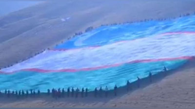 Изрображение 'Государственный флаг длиной 90 метров появился на холме в Джизаке (видео)'