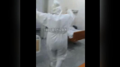 Изрображение 'Видео: медработники пытаются поднять настроение пациентам с коронавирусом'