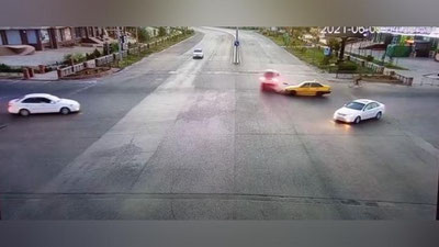 Изрображение 'В Карши водитель "Дамаса" проигнорировал красный сигнал светофора и спровоцировал ДТП (видео)'