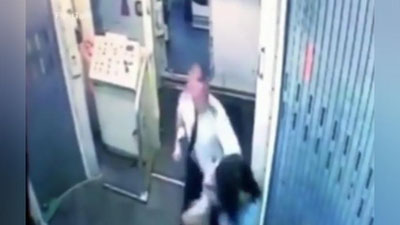 Изрображение 'Драка пилота и стюардессы в самолете попала на видео'