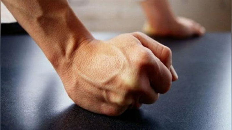 'Сурхондарёда мактаб директори журналистларнинг видеокамерасини шикастлади'ning rasmi