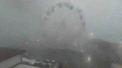 Изрображение 'Ураганный ветер раскрутил колесо обозрения в итальянской Тоскане (видео)'