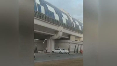 Изрображение 'Очевидцы сняли на видео, как ветер отдирает облицовочный материал на станции надземного метро'