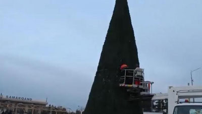 Изрображение 'В Самарканде снова установили елку, сдутую ветром с привокзальной площади (видео)'