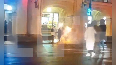 Изрображение 'Силовой кабель взорвался прямо под ногами пешеходов в Петербурге (видео)'