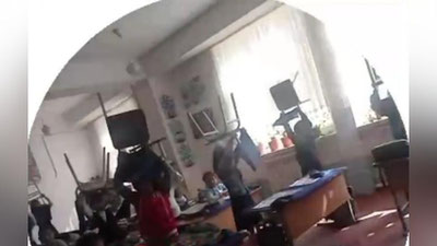 Изрображение 'В Джизаке первоклассников заставили держать над собой стулья в качестве меры "воспитания"'