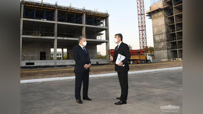 Изрображение 'Глава государства осмотрел строящиеся в Нукусе многоэтажные дома и IT-парк (фото)'