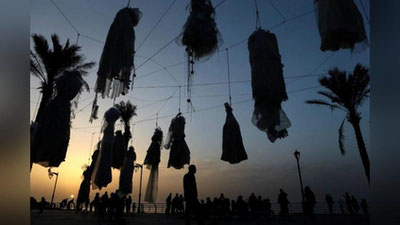 '​Ливанлик аёллар норозиликларни билдириш учун Байрут қирғоқларига никоҳ либосларини илди (Видео)'ning rasmi