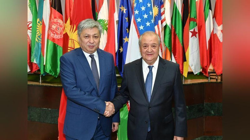 'O`ZBEKISTON RESPUBLIKASI TAShQI IShLAR VAZIRI ABDULAZIZ KOMILOV QIRG`IZISTONLIK HAMKASBI BILAN UChRAShDI'ning rasmi