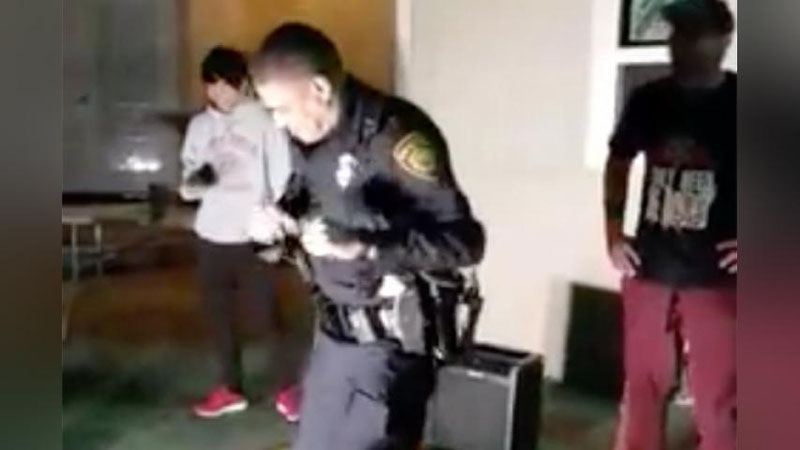 '​AQShda jamoat tartibini saqlash uchun kelgan polisiyachi o`smirlarga raqsga tushishni o`rgatdi (Video)'ning rasmi
