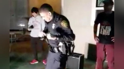 '​АҚШда жамоат тартибини сақлаш учун келган полициячи ўсмирларга рақсга тушишни ўргатди (Видео)'ning rasmi