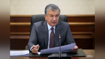 'Prezident Shavkat Mirziyoev yangi loyihalar bilan tanishyapti'ning rasmi