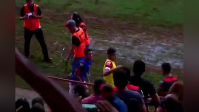 'Futbol klublari o`rtasida match ommaviy mushtlashuvlar bilan yakunlandi (Video) 'ning rasmi