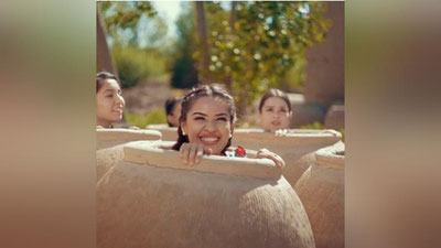 '​"БИЗНИ ЁРНИ КЎНГЛИ ОҚ, ЎЗИ ҚОРА". ҲУЛКАР АБДУЛЛАЕВА ТАНДИР ИЧИДА ҚЎШИҚ КУЙЛАДИ(ФОТО ВА ВИДЕО)'ning rasmi