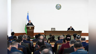 '"Balandparvoz gaplar bilan iqtisodiyotni yuritib bo`lmaydi. Muammoni bilsak, qaror to`g`ri, adolatli bo`ladi" - Prezident Xorazmda yig`ilish o`tkazmoqda'ning rasmi