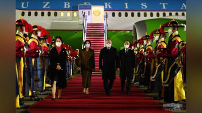 Изрображение 'Фото: Президента Узбекистана и первую леди встретили в аэропорту Сеула'