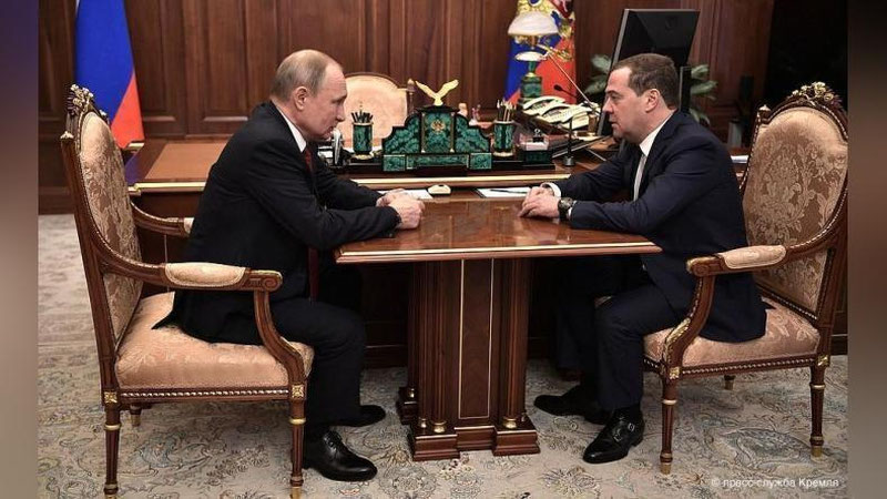 'Rossiya hukumati to`liq tarkibda iste`foga chiqdi.'ning rasmi