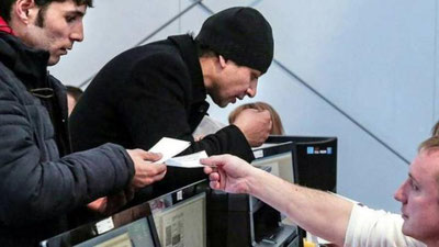 'Россиядаги ўзбекистонликлар қайси хизматлар орқали уйга пул юборишлари мумкинлиги маълум қилинди'ning rasmi