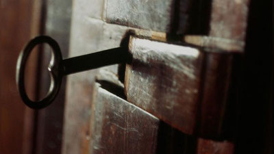 '​Хитойлик эр-хотин “Ичига ёвуз руҳлар ин қурган” ўғлини 30 йил тутқинликда сақлади'ning rasmi