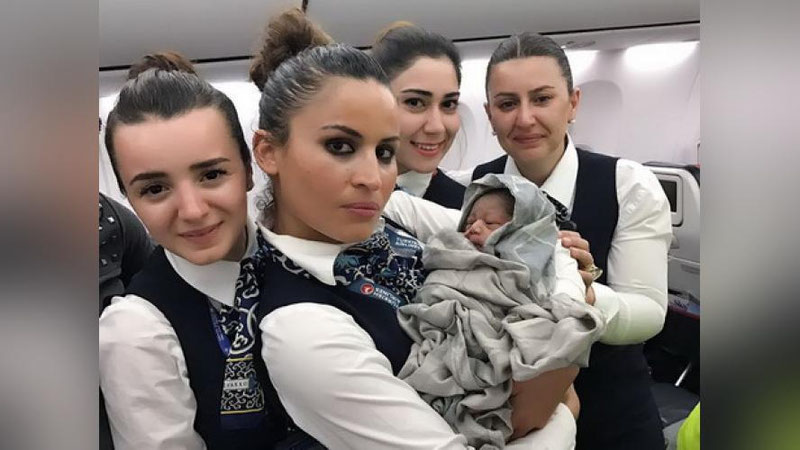 'Turkish Airlines bortida 13 km balandlikda qizcha dunyoga keldi (foto)'ning rasmi