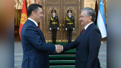 'Sadir Japarov Shavkat Mirziyoevni Konstitusiya bo`yicha referendumning muvaffaqiyatli natijalari bilan tabrikladi'ning rasmi