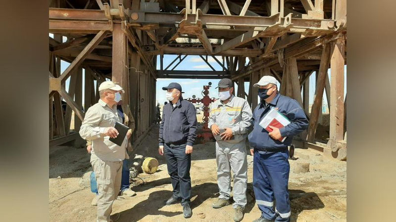 '"O`zbekneftgaz" AJ rahbariyati Gazli neft va gaz qazib chiqarish boshqarmasidagi holatni o`rgandi (Foto)'ning rasmi
