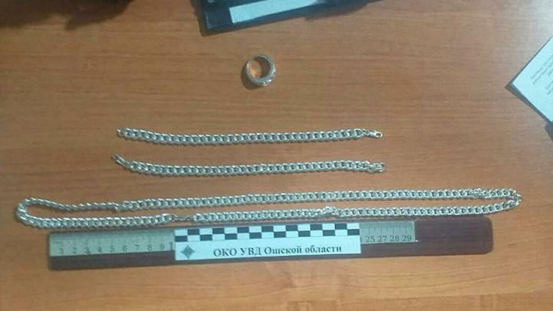 'Қирғизистон аэропортидан ноқонуний тилла буюмларни олиб ўтмоқчи бўлган ўзбекистонлик фуқаролар қўлга олинди'ning rasmi