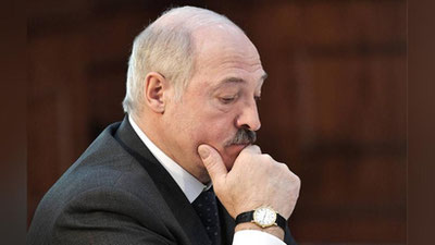 'Lukashenko ommaviy tartibsizliklarni bostirishda jangovar qurolni qo`llashga ruxsat beradigan qonun imzoladi'ning rasmi