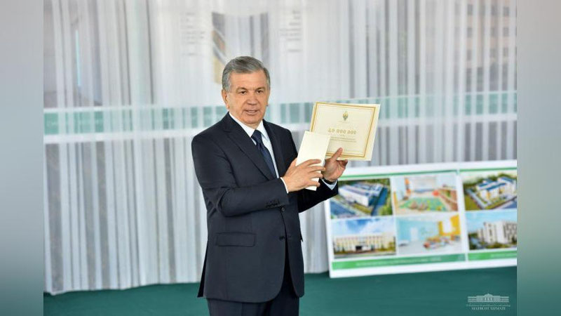 Изрображение 'Сардобинцам вручили сертификаты на 40 миллионов сумов и банковские карты'