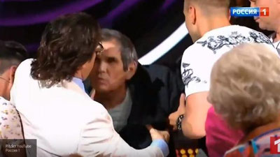 Изрображение 'Бари Алибасов плюнул Малахову в лицо во время его шоу (видео)'