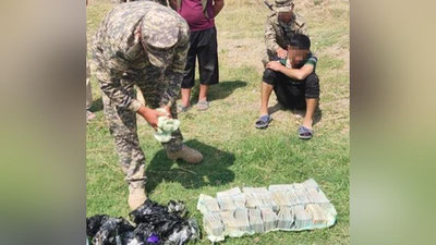 Изрображение 'Житель Андижанской области пытался вывезти из страны $1 млн в полиэтиленовых мешках'
