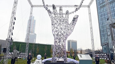 'Toshkentda korrupsiyaga qarshi kurashni ifodalovchi 12 metrlik monument ochildi (video)'ning rasmi