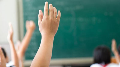 Изрображение 'Президент посетил школу №20 в Алмалыке и попросил детей написать сочинение (видео)'