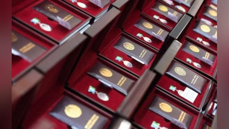 'Президент фармони билан бир гуруҳ ОАВ ходимлари давлат мукофоти билан тақдирланди'ning rasmi