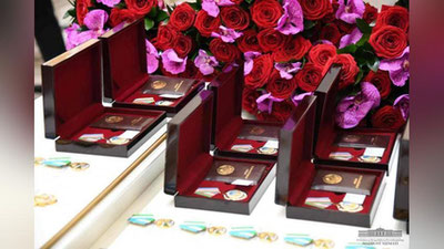 'Ayni paytda Ko`ksaroyda davlat mukofotlarini topshirish marosimi bo`lib o`tmoqda'ning rasmi