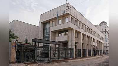 Изрображение 'В посольстве Узбекистана в Москве взяли на контроль конфликтную ситуацию с мигрантами'
