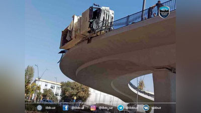 'Toshkentda chiqindilar ortilgan yuk mashinasi yo`l o`tkazgichda ag`darilib ketdi'ning rasmi